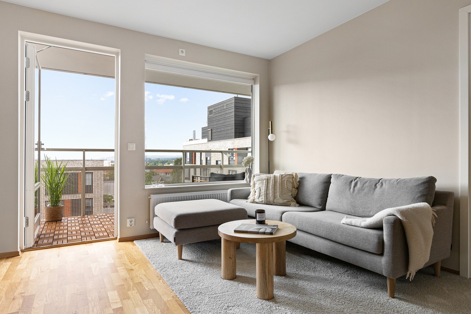 Balkongen blir en herlig forlengelse av leiligheten med plass til forskjellig utemøblement, grill og beplantning. Galleribilde