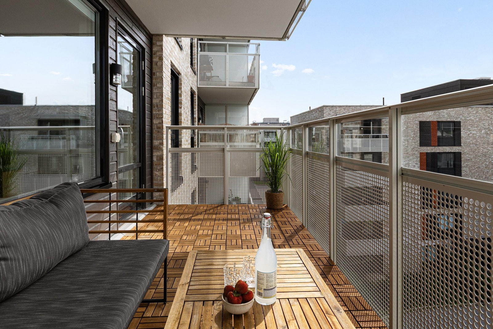 Fra stuen kan du tre ut på sydvestvendt balkong på hele 10,4 m² hvor du kan nyte fantastiske solforhold både på dag- og kveldstid. Galleribilde