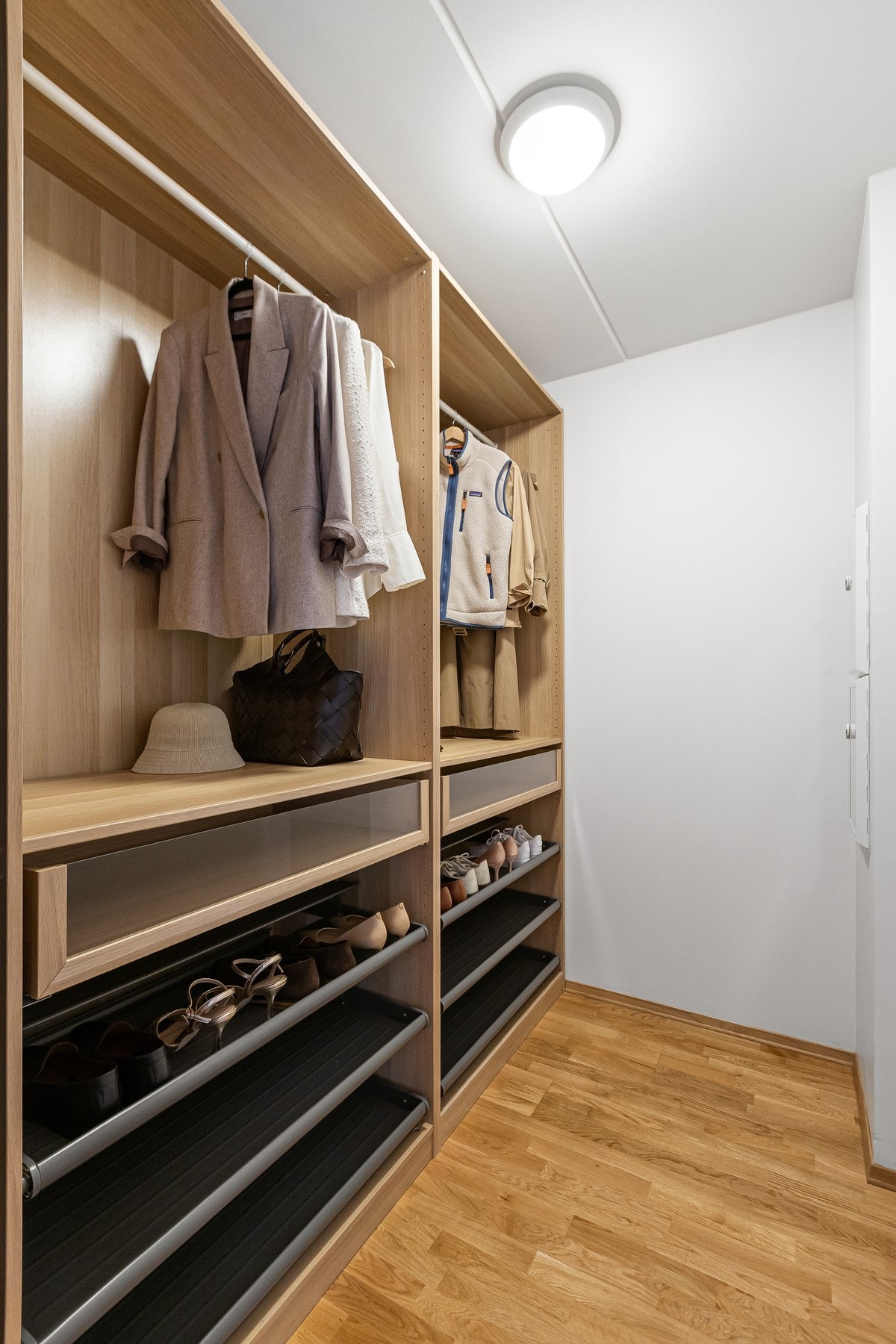 Omkledningsrommet har en smart innredning og skyvedører med speilfronter. Galleribilde