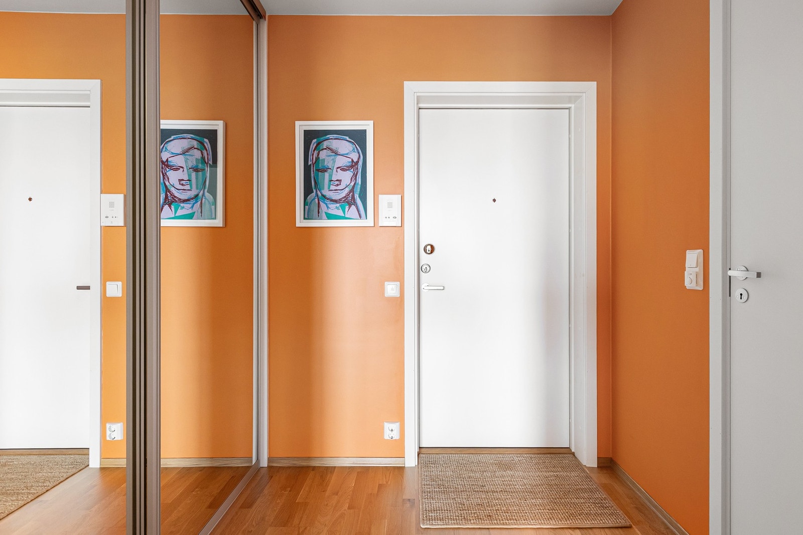 Entréen/gangen har brann- og lydklassifisert entrédør (B30/Db40) og dørcalling montert på vegg ved entrédør. Galleribilde