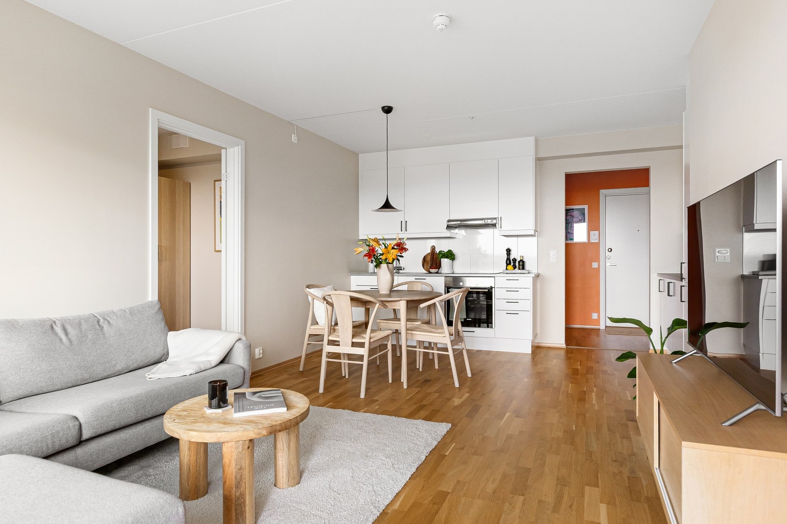 Leiligheten har en åpen stue- og kjøkkenløsning. Galleribilde