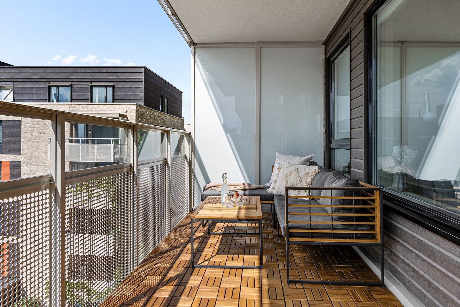 Balkongen er utstyrt med nye tremmefliser på gulv, samt utebelysning og stikkontakt montert på yttervegg. Galleribilde