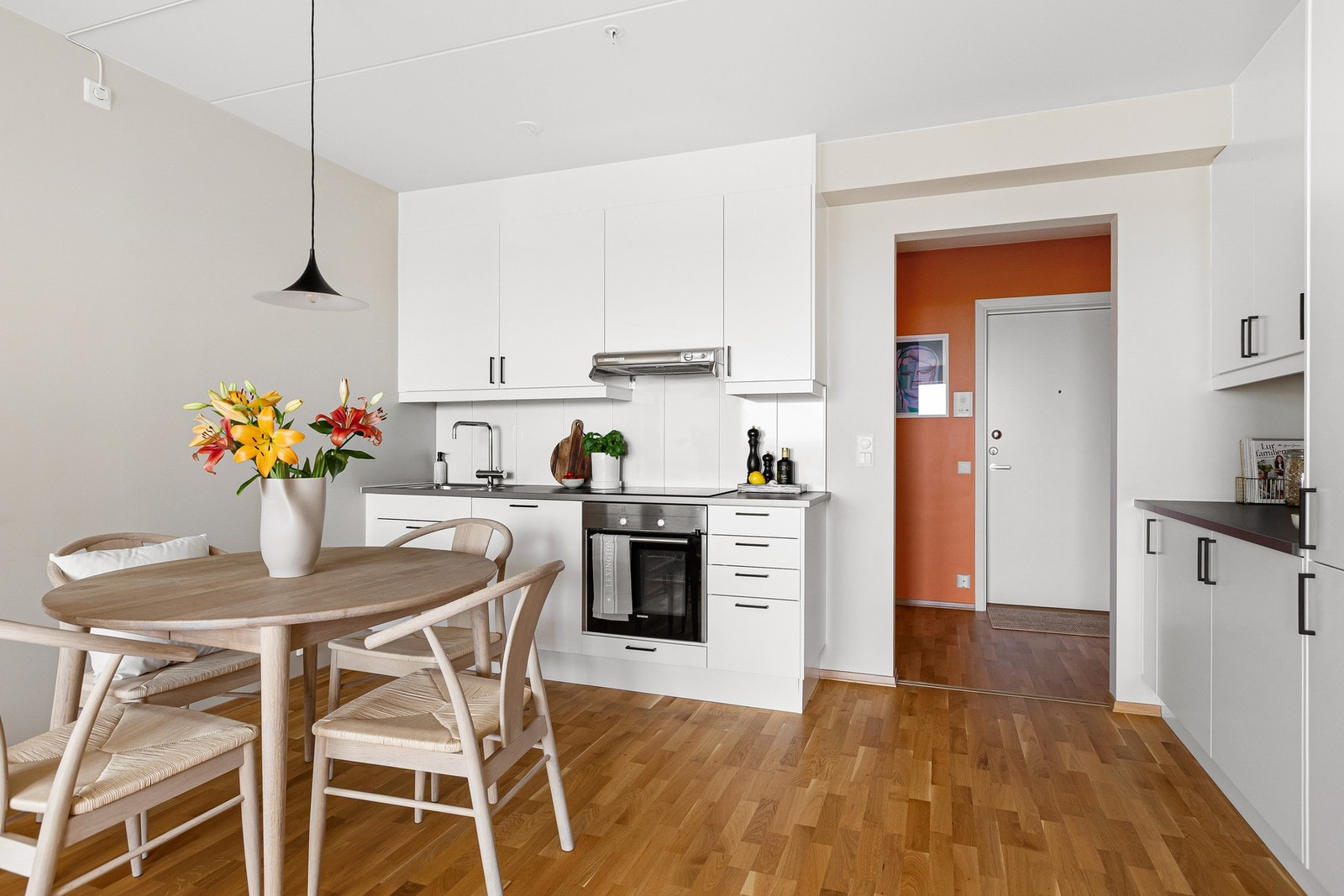 Innredningen er utstyrt med helintegrerte hvitevarer som induksjonsplatetopp, stekeovn, oppvaskmaskin og kjøle-/fryseskap. Galleribilde