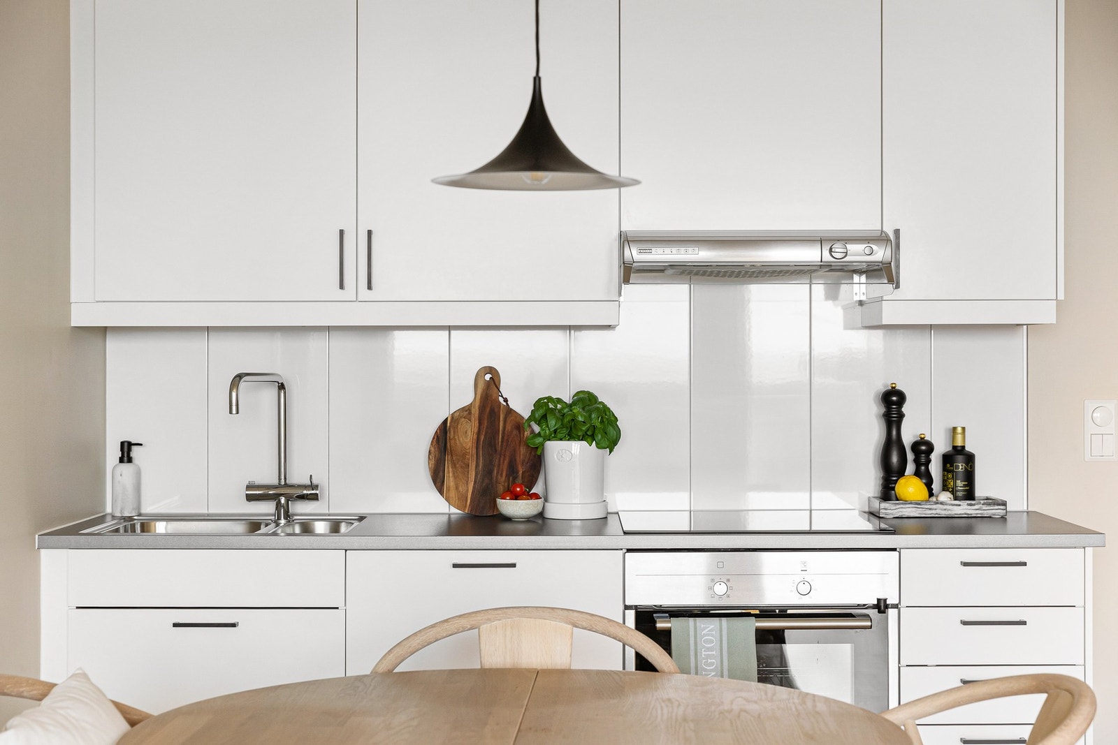 Grillrist i stekeovn ble byttet i 2025. Videre er kjøkkenet utstyrt med komfyrvakt, samt aquastop/lekkasjevarsler med sensorer og magnetventil. Galleribilde