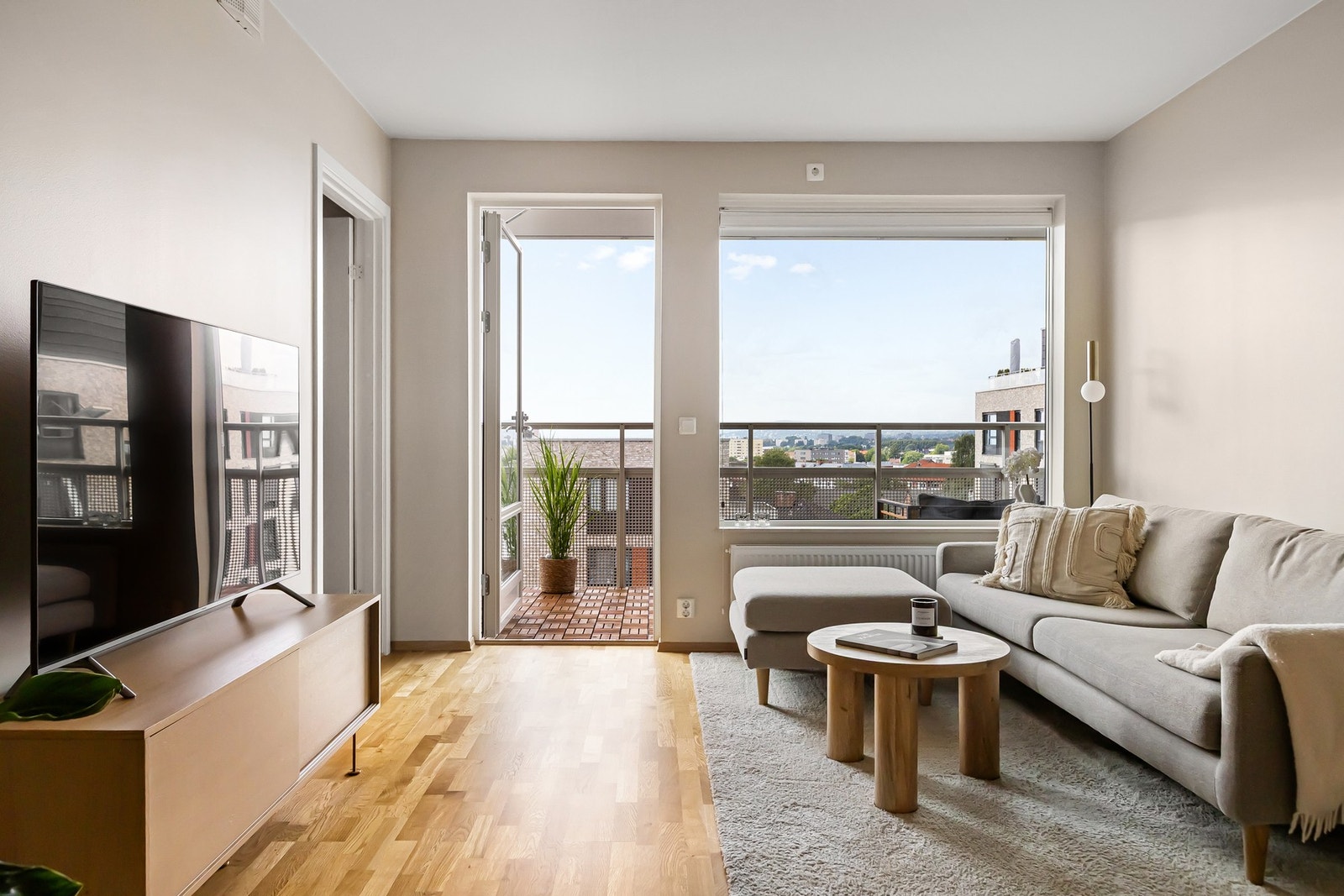 Leiligheten har pene overflater med parkettgulv av eik og glatte, malte veggflater i moderne farger. Galleribilde