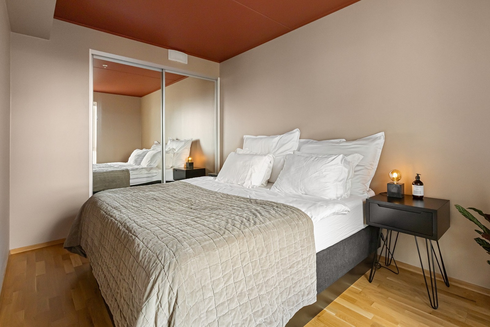 Romslig hovedsoverom som er utstyrt med stor skyvedørsgarderobe med speilfronter og smart innredning. Galleribilde