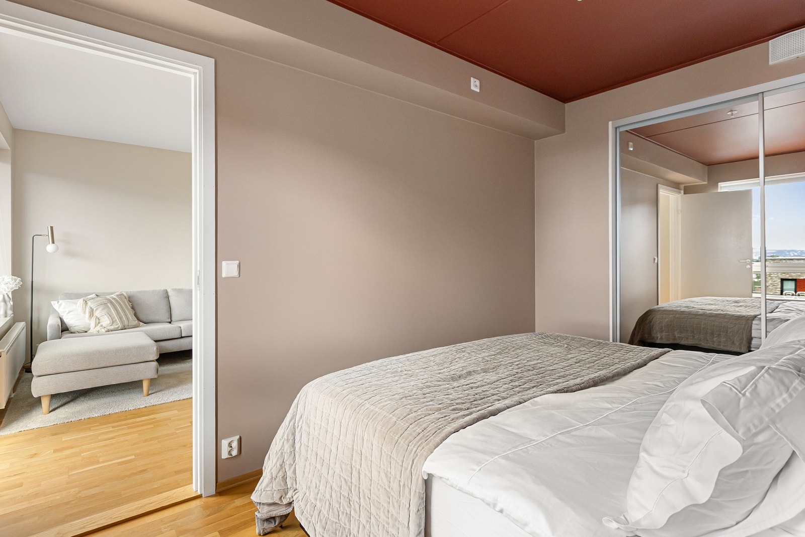 God plass til stor dobbeltseng, nattbord og annet ønskelig møblement. Galleribilde