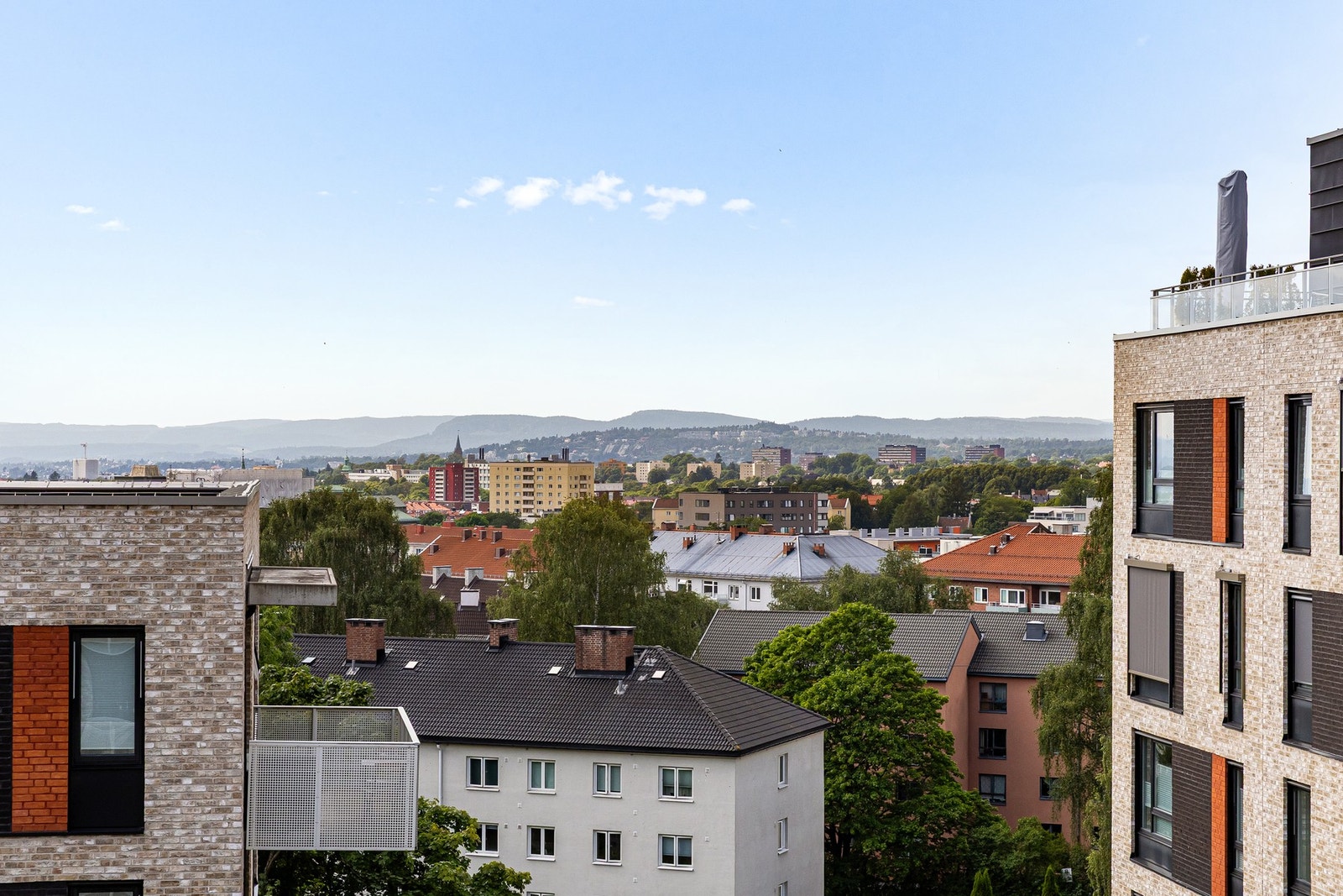 Innbydende og moderne 3-roms selveierleilighet med solrik, sydvestvendt balkong på hele 10,4 m² og meget god intern beliggenhet i ettertraktede Grefsen Stasjonsby/Storo! Galleribilde