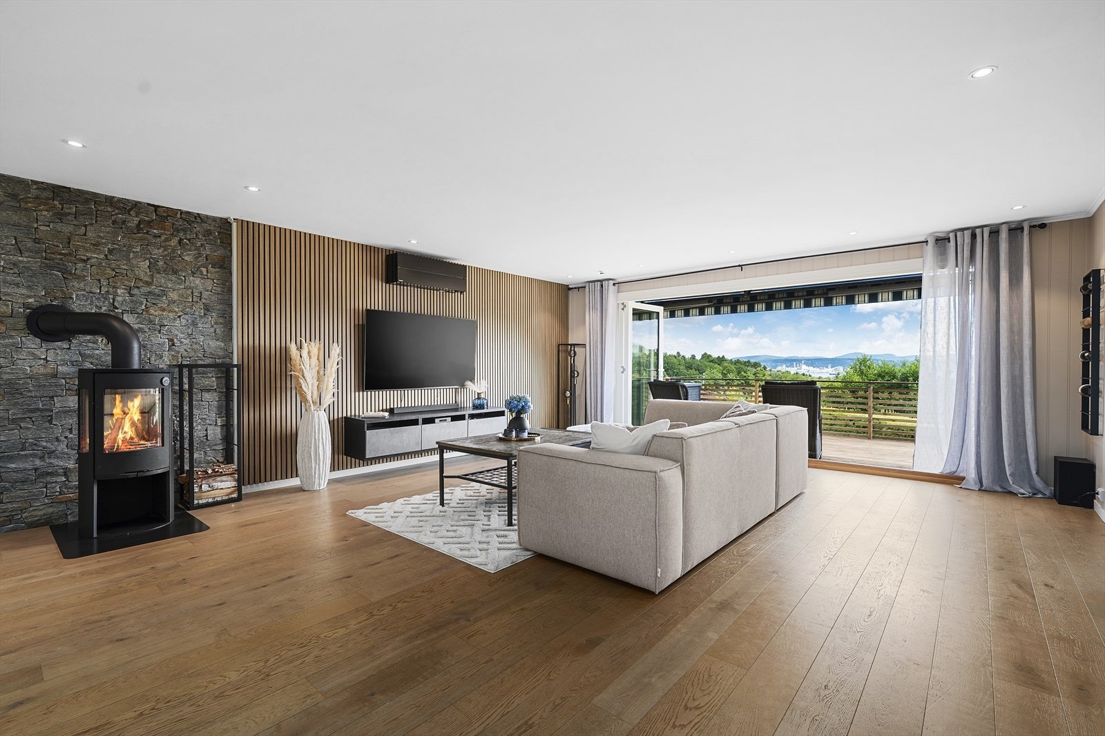 Meget innbydende med vedovn og varmepumpe Galleribilde