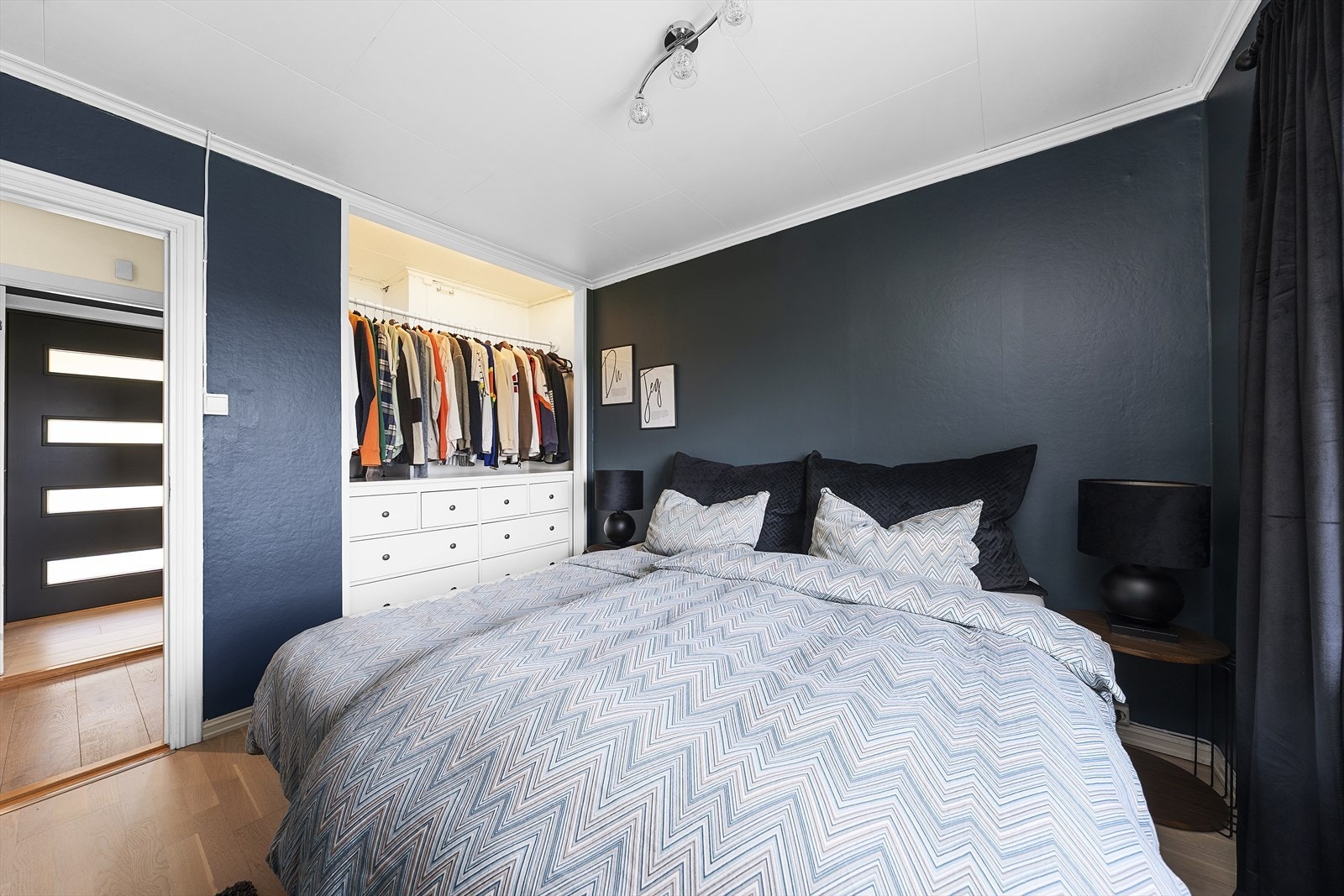 Soverom 1 - plassbygd skap Galleribilde