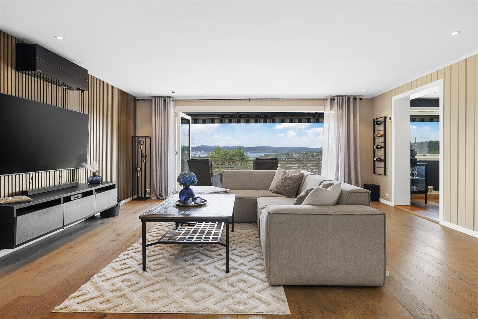 Fra stuen er det utgang til veranda Galleribilde