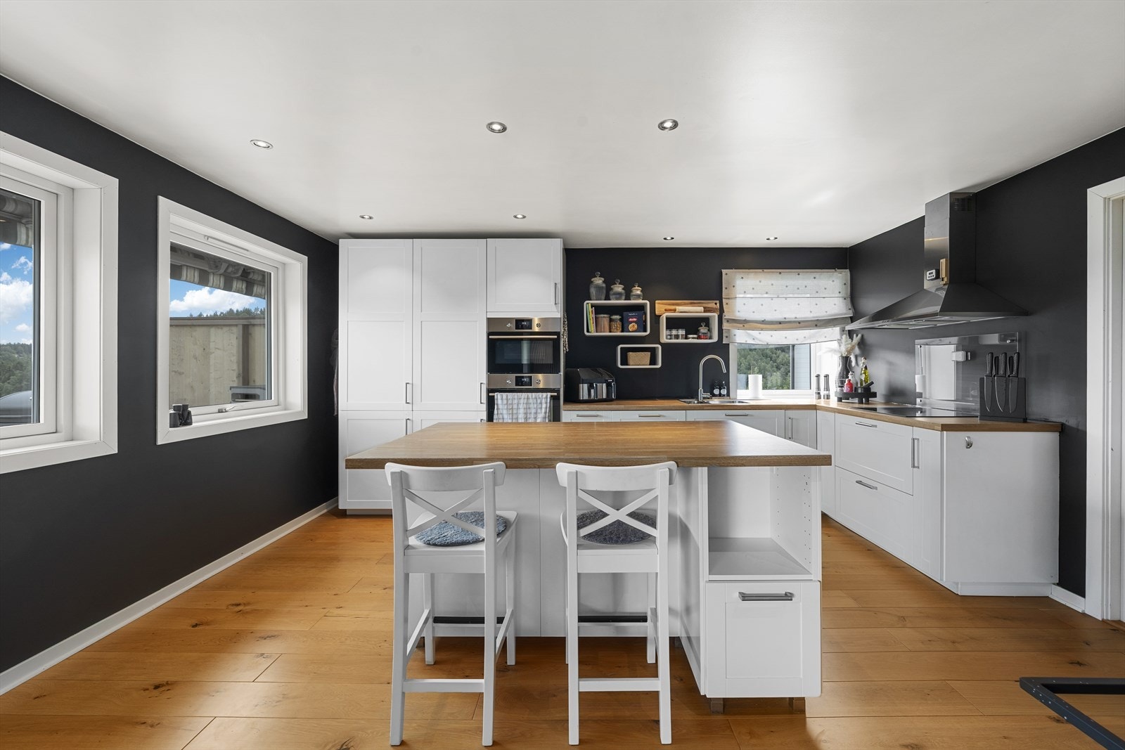 Kjøkken fra 2015 med kjøkkenøy Galleribilde