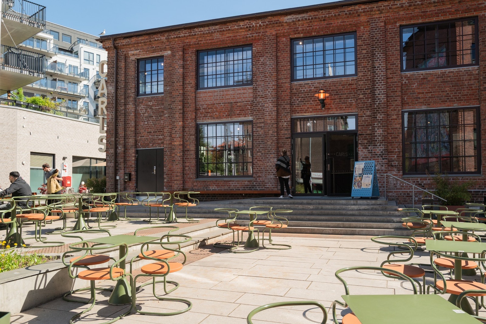 Carls på Carl Berner har blitt et svært populært tilskudd i området. Her serveres drikke inne og ute, mat og det er flere eventer med blant annet fotball på storskjerm. Galleribilde