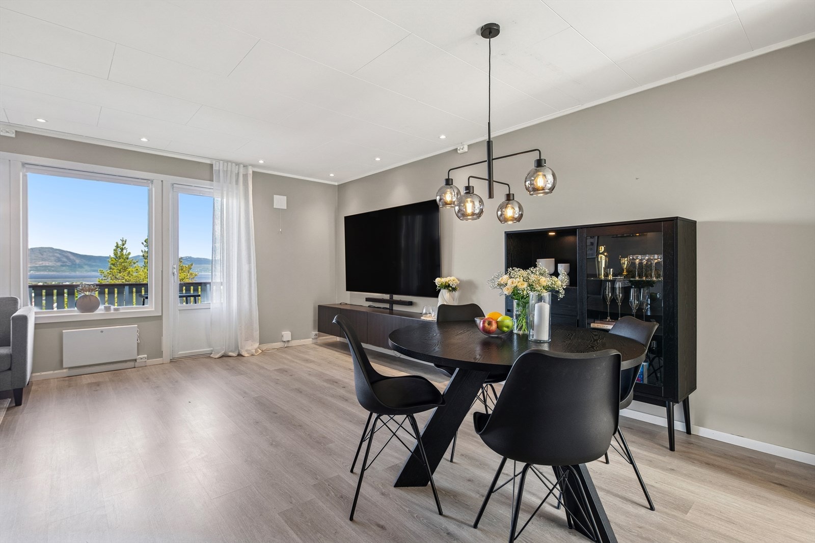 Det er også god plass til en romslig spisegruppe. Galleribilde