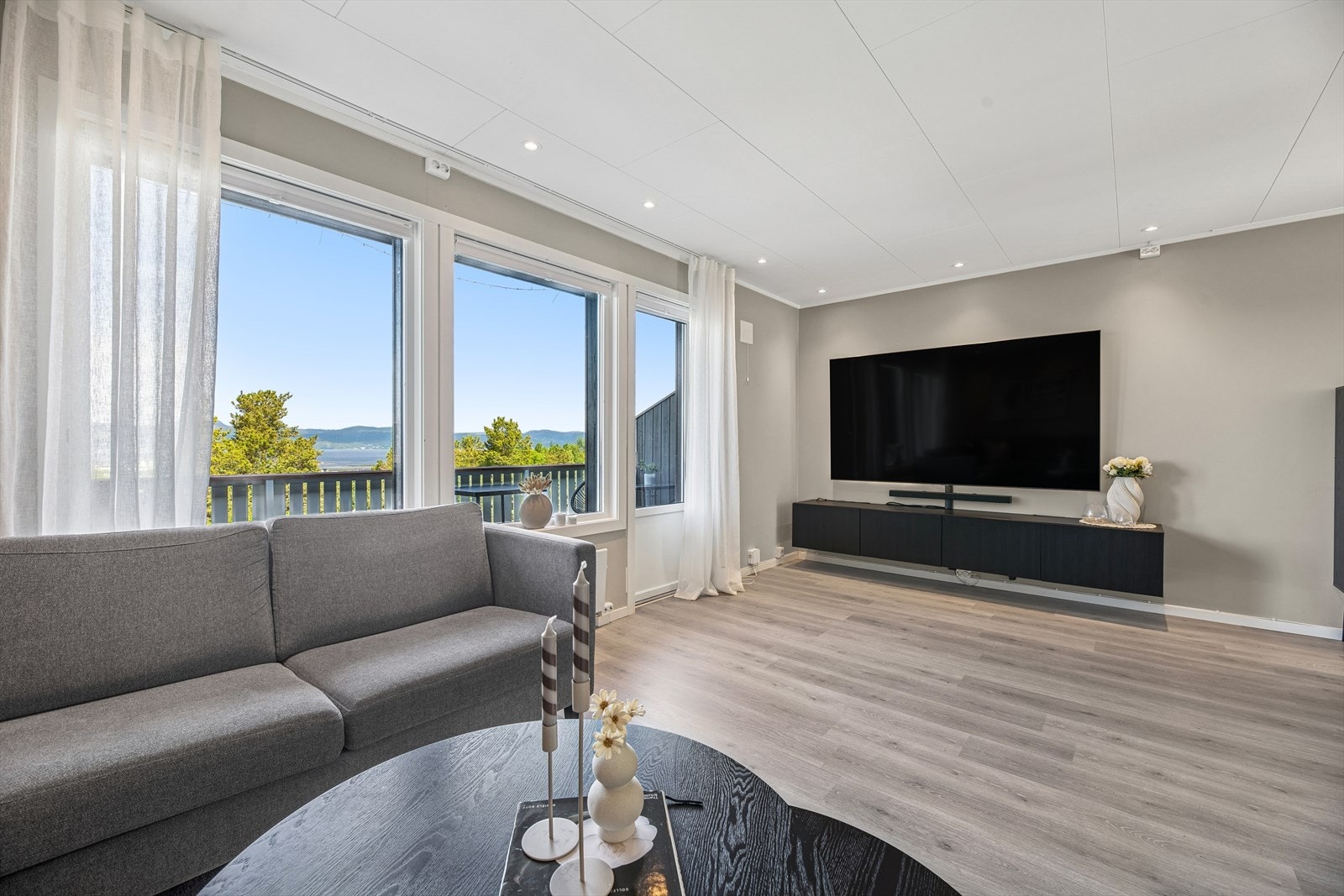 Stuens størrelse og utforming gjør den enkel å innrede. Galleribilde