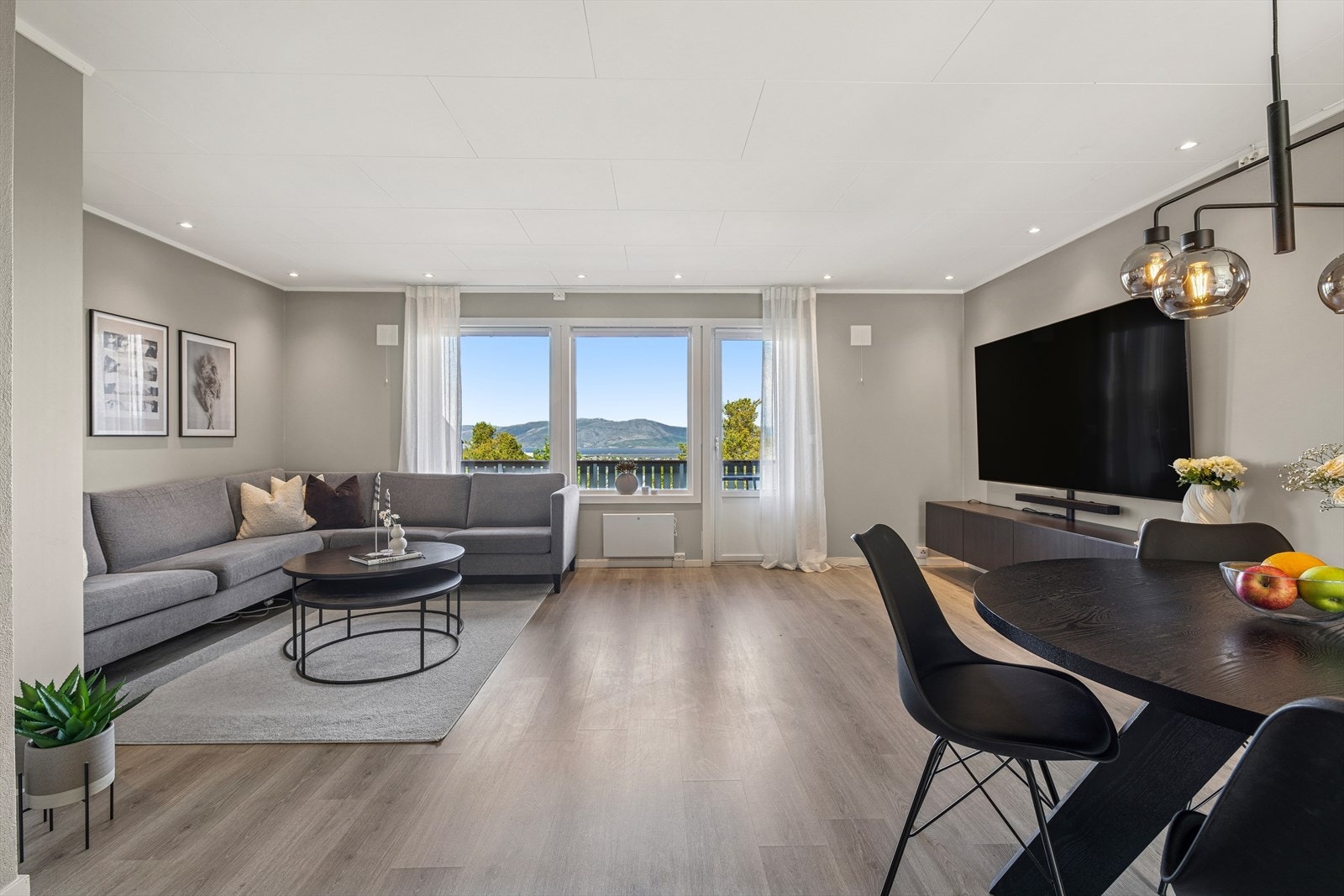 Boligen har en lys og romslig stue med god plass til møblering i flere soner. Galleribilde