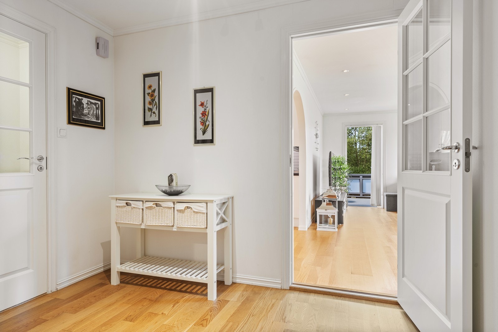 Fra gangen og inn til stua i 1. Etg. Galleribilde