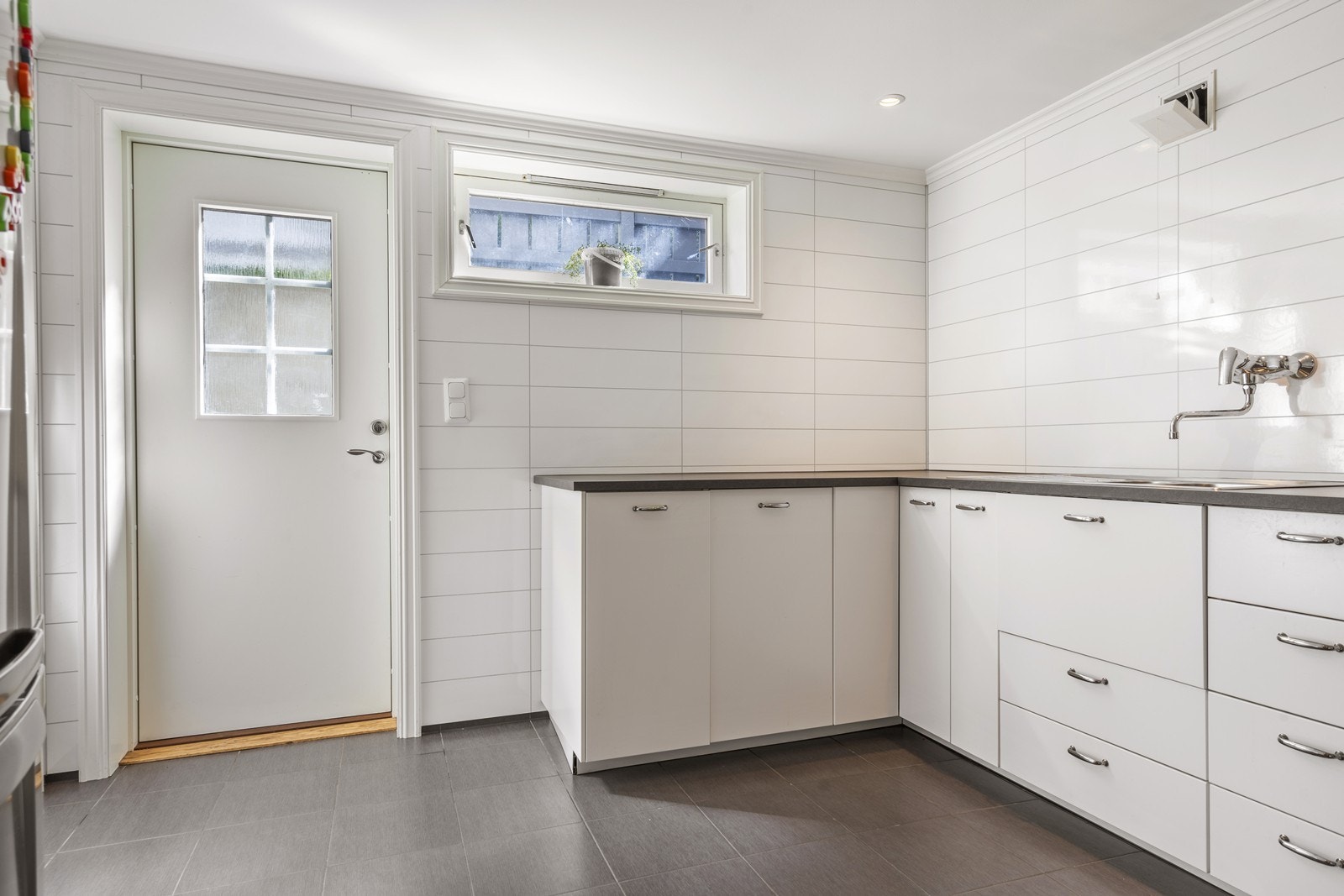 Bi-inngang for leiligheten inn på kjøkkenet. Galleribilde