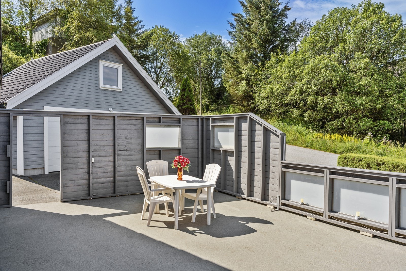 Utgang fra terrassen til tunet. Galleribilde