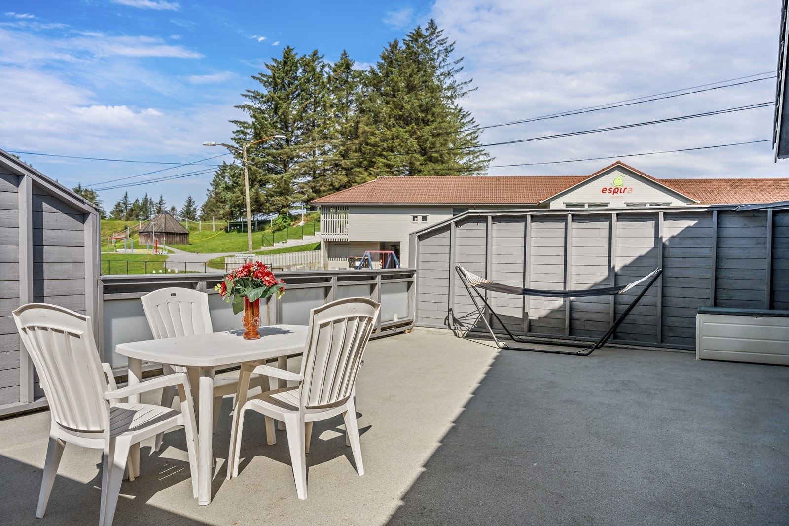 Utgang fra stua til stor terrasse med levegger. Galleribilde
