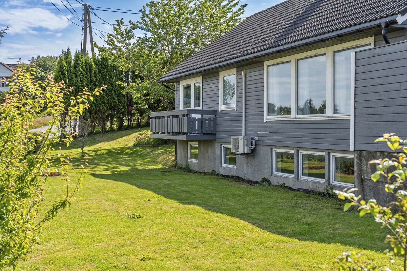 Nymalt huset på tre sider sommer 2025. Galleribilde