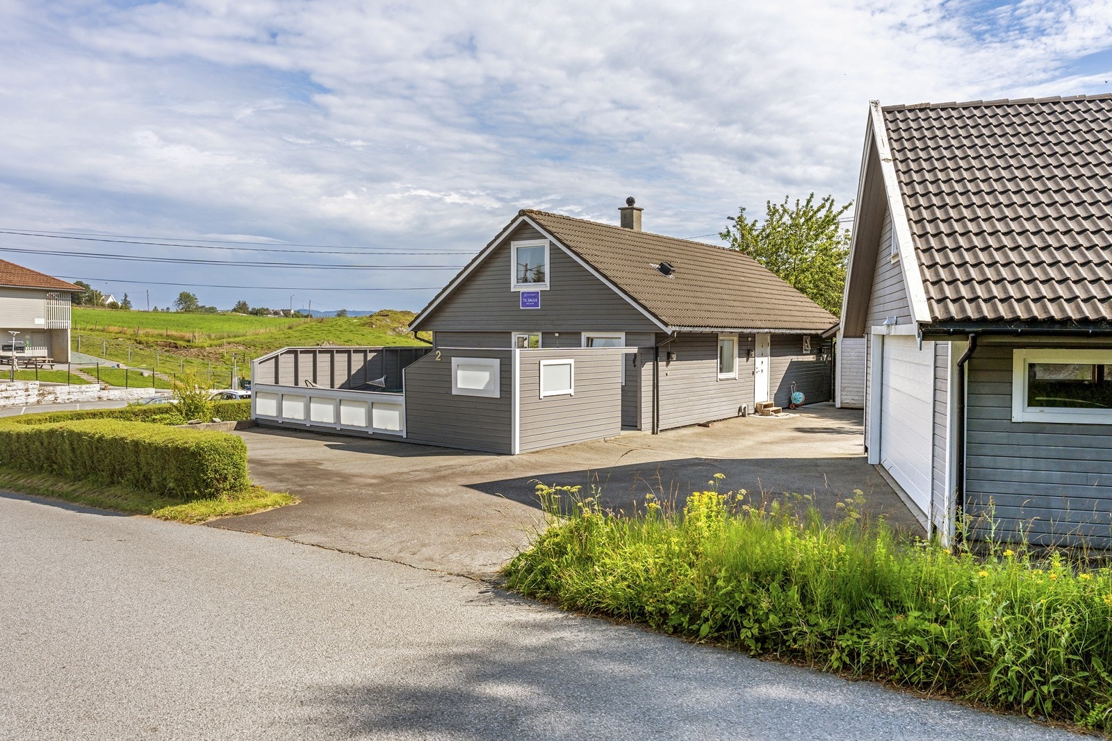 Romslig tun med god plass til parkering for biler og tilhengere. Galleribilde