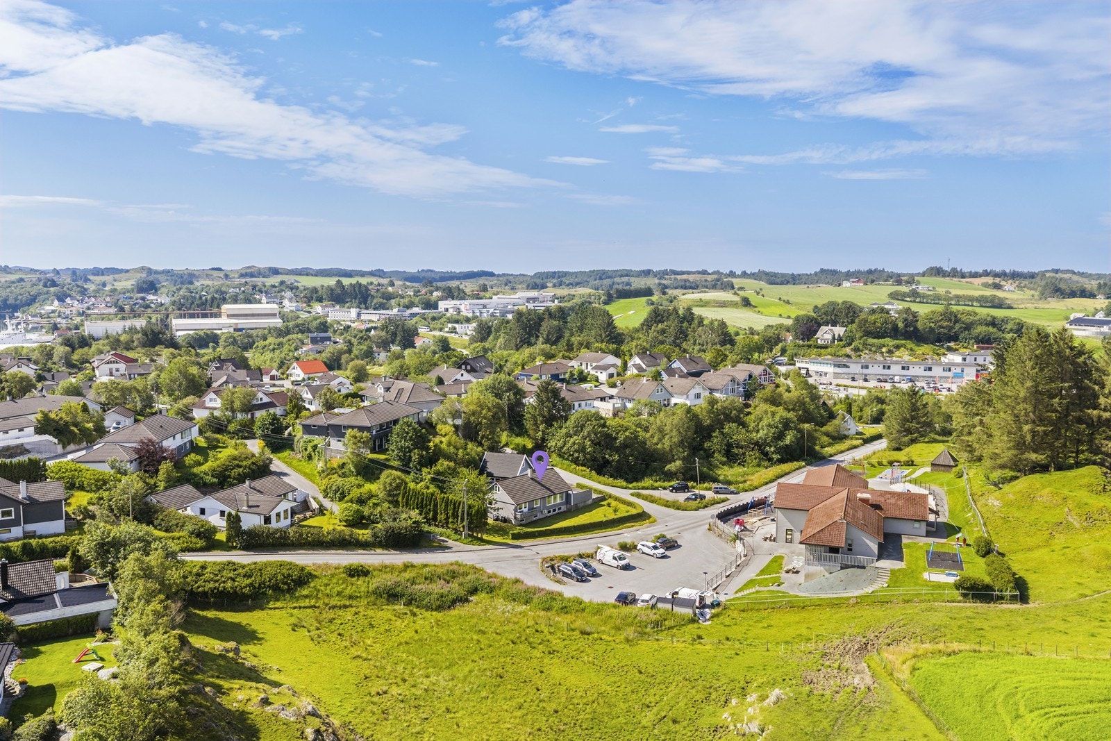 Beliggende på attraktive Veldetunfeltet. Gåavstand til bl.a: barnehage, barneskole og butikker. Galleribilde