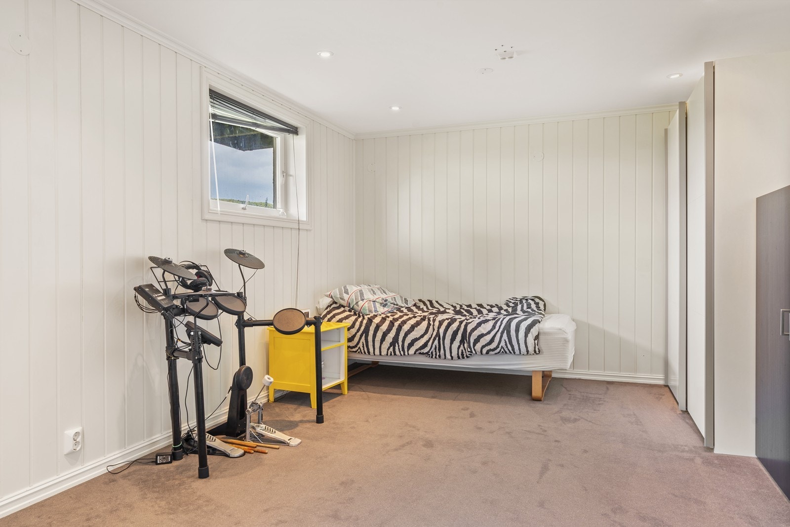 Soverom med skyvedørsgarderobe i leiligheten. Stort rom som kan deles i to. (ikke godkjent) Galleribilde