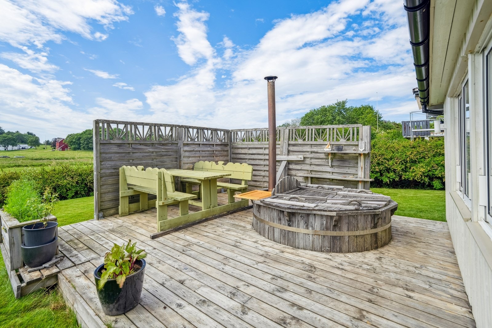 Hyggelig uteplass med badestamp Galleribilde