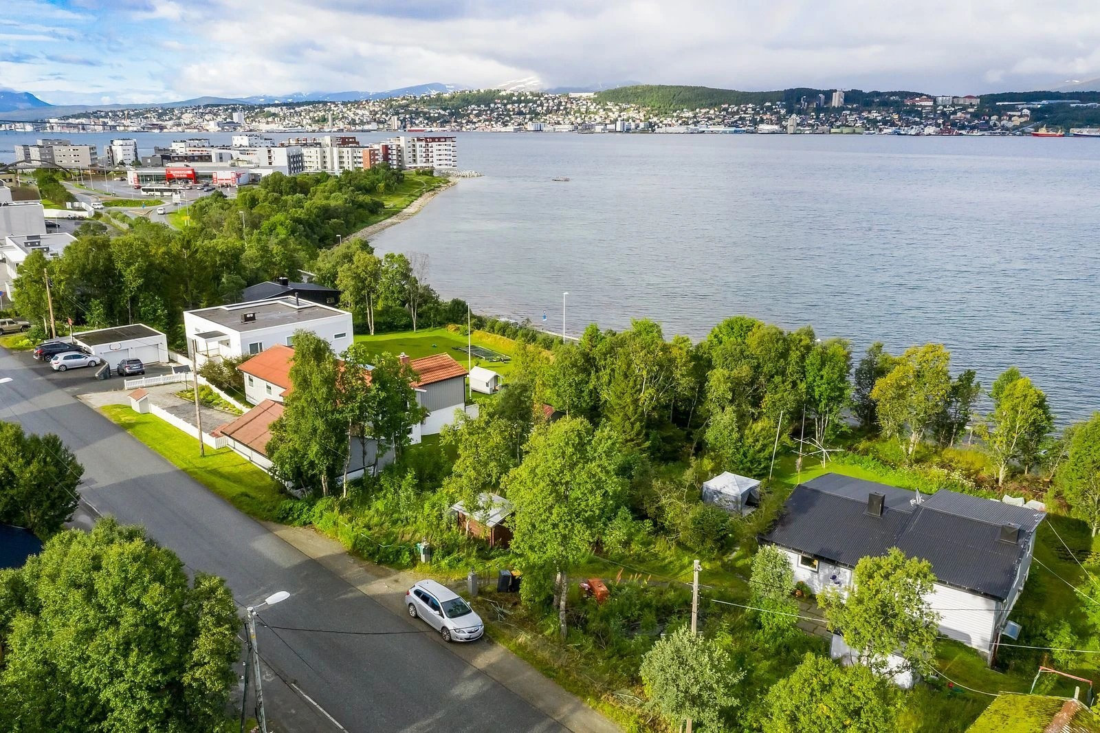 Umiddelbar nærhet til dagligvare og flotte turmuligheter langs sjøen!