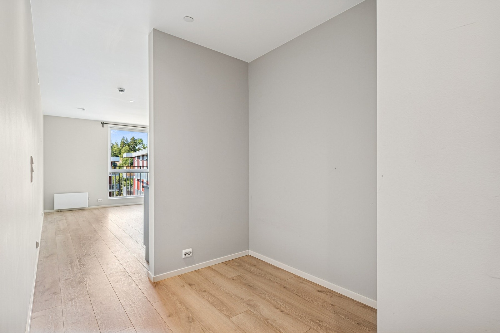 Praktisk sovealkove adskilt fra oppholdsrommet - en smart planløsning som gir naturlig soneinndeling i leiligheten. Galleribilde