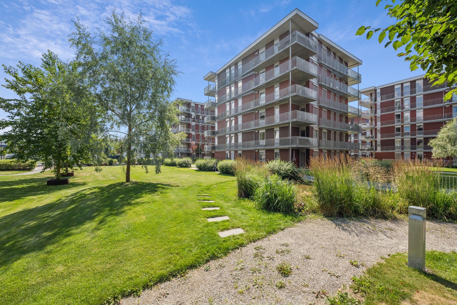 Moderne og innbydende boligbygg midt i vakre Elveparken - her bor du i grønne omgivelser med kort vei til både byliv og natur. Galleribilde