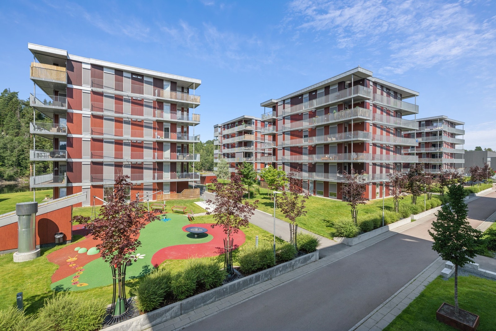 En stor felles lekeplass på sameiets fellestomt. Galleribilde