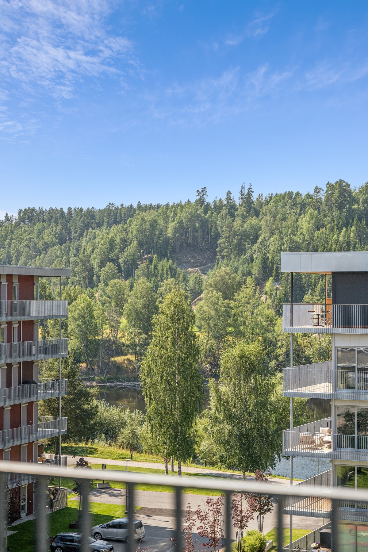 Leiligheten vender mot elven og vakker natur - her får du rolig utsikt og grønne omgivelser midt i byen. Galleribilde