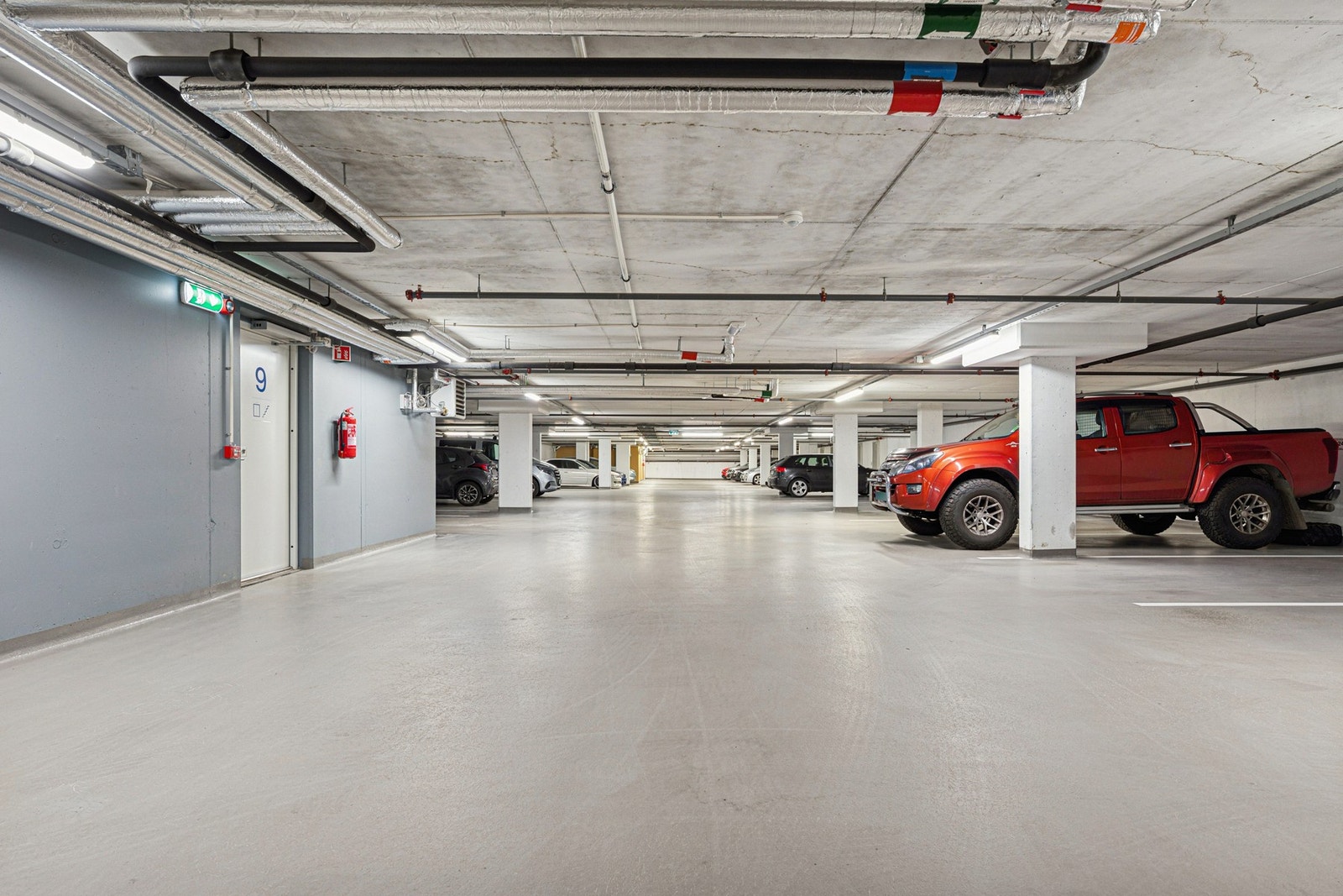 Moderne og romslig felles parkeringsanlegg. Det er mulig å leie parkeringsplass av Tronrud Eiendom - også med mulighet for elbil-lader (egen avtale). Galleribilde