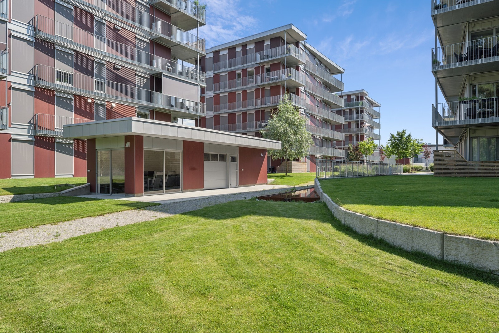 På sameiets felles tomt står det et bygg med tilgang til hagemøbler og grill, samt annet utstyr som kan lånes av beboerne i området. Galleribilde