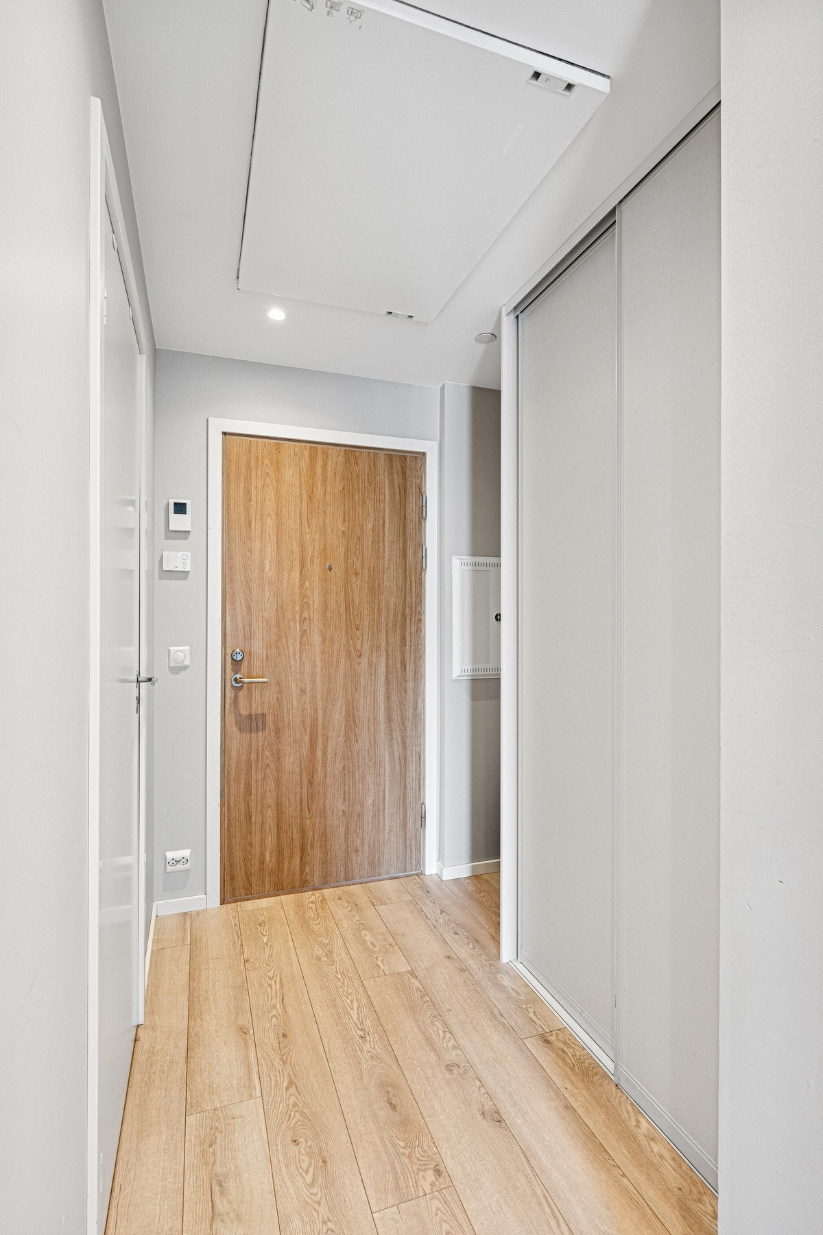 Lys og praktisk entré med god plass til yttertøy i skyvedørsgarderobe. Galleribilde