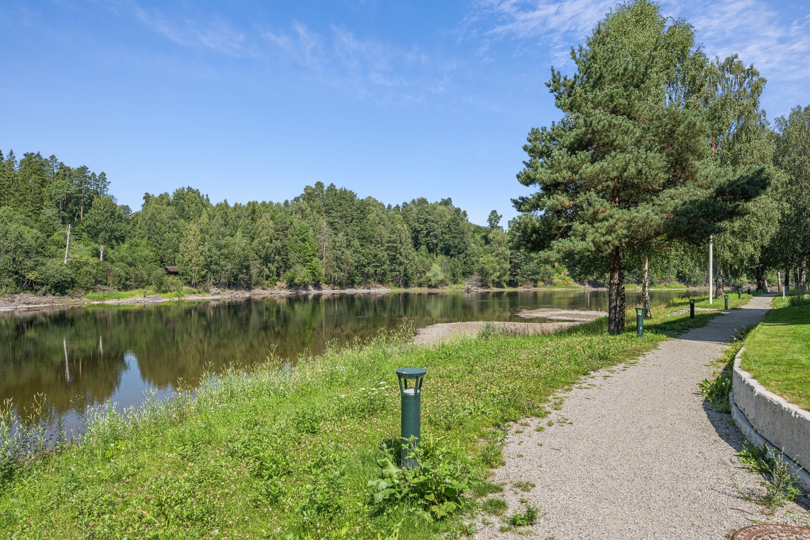 Rett utenfor døren venter idylliske turmuligheter langs elva - perfekt for både trening og rolige spaserturer i grønne omgivelser. Galleribilde