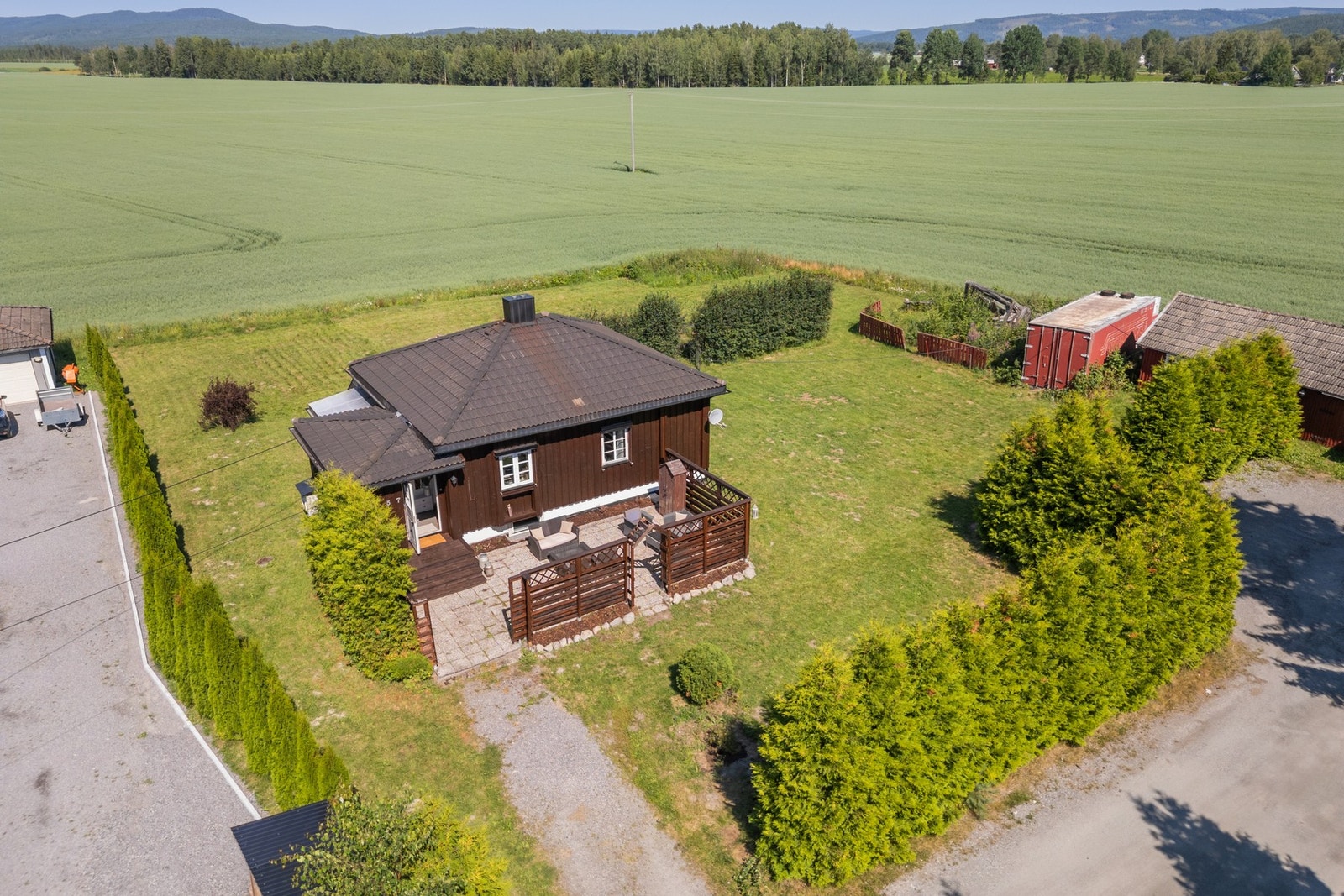 Dronebilde med oversikt over tomten. Tomten er på ca. 2340 kvm. Galleribilde