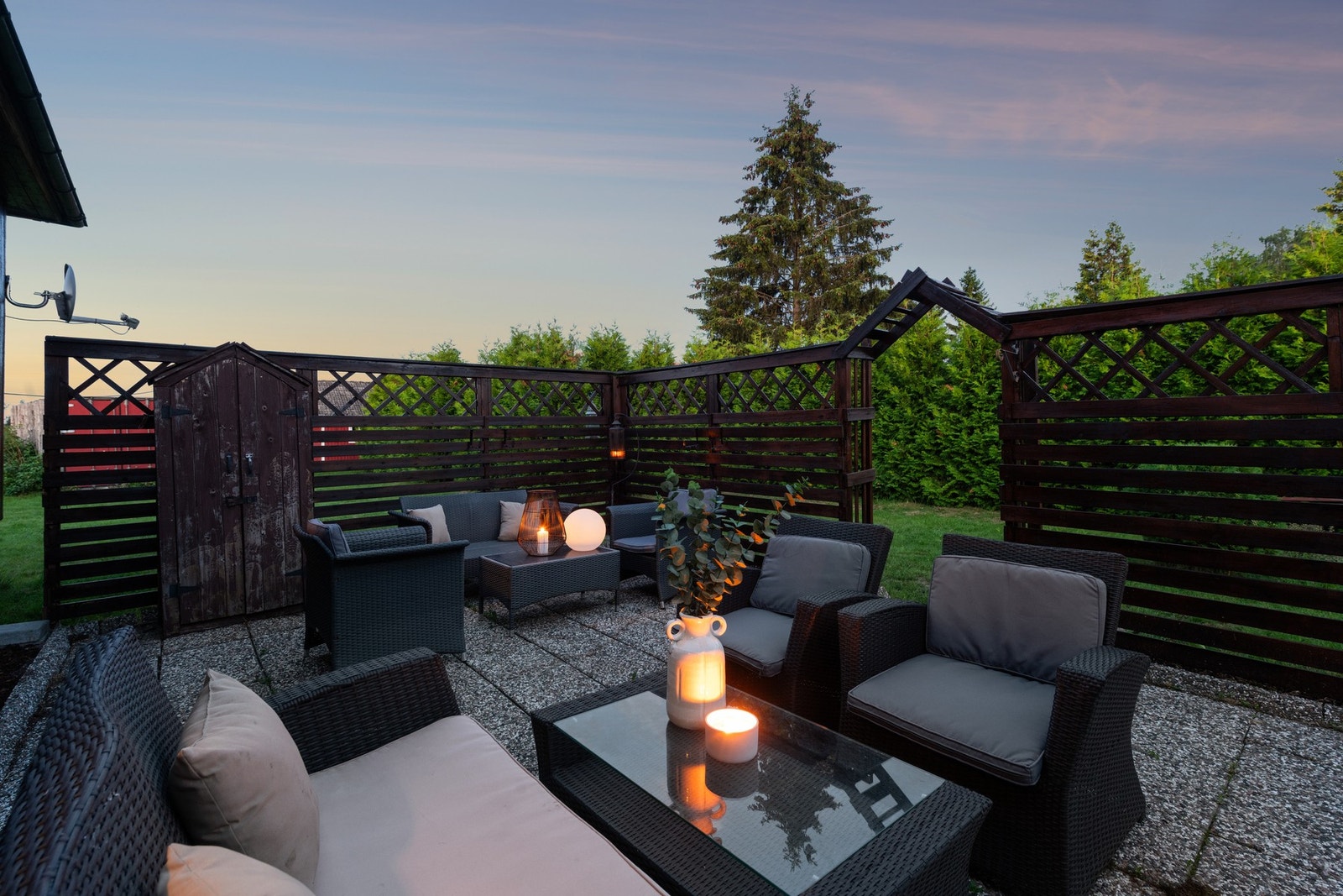 Denne uteplassen ved inngangspartiet kan innredes med sittegruppe og grill. Galleribilde