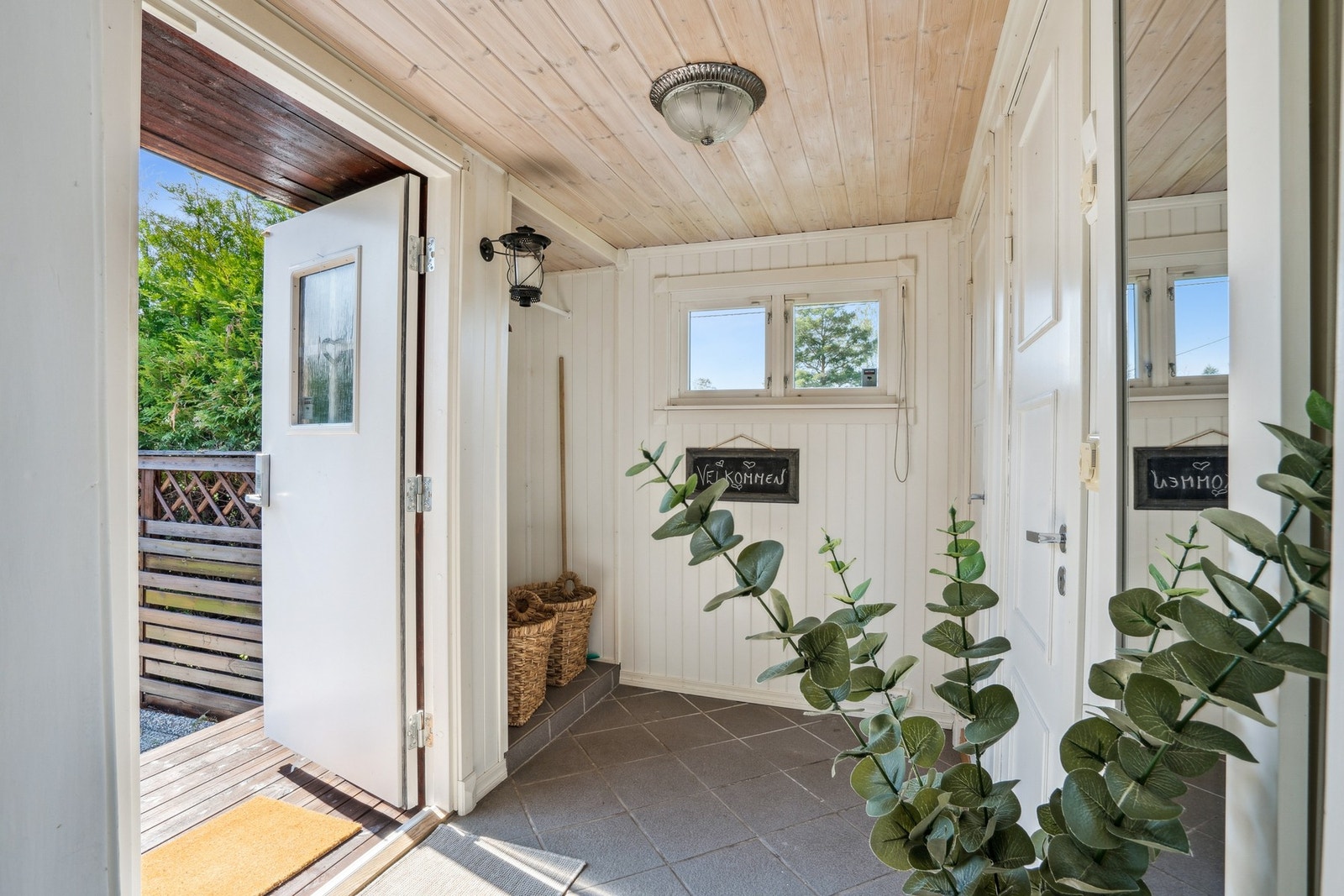 Entré med flislagt gulv og inngangsdør med kodelås. Galleribilde