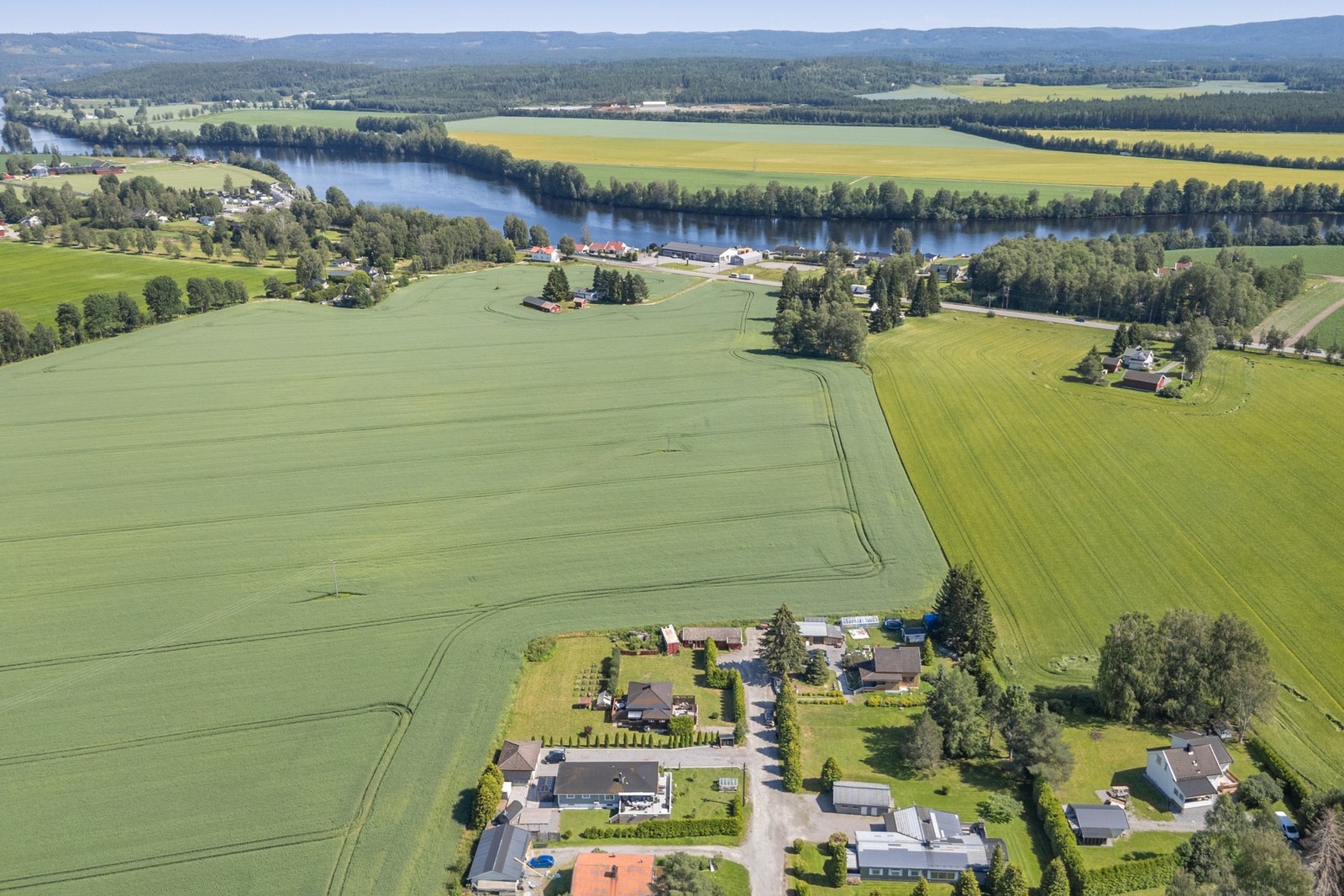Eiendommen ligger i et fredelig område i Nes kommune, omgitt av vakker natur med landlige omgivelser og kort vei til skog og gode turmuligheter. Galleribilde