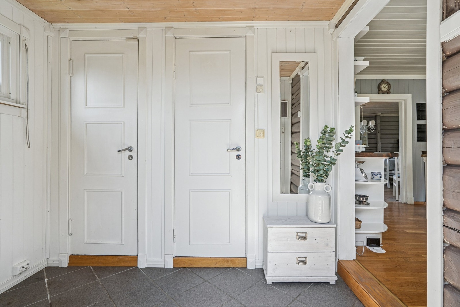 Entré med adkomst til kjeller, bad og kjøkken. Galleribilde