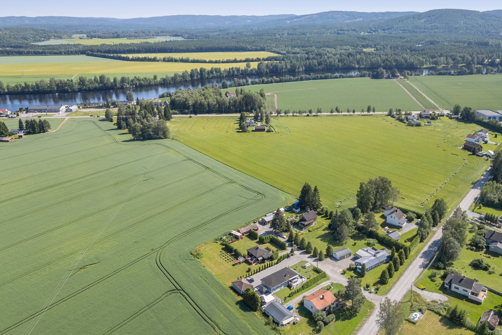 Fra eiendommen er det kort vei til offentlig transport med bussforbindelse kun 200 meter unna, og Skarnes togstasjon nås på under 15 minutter. Galleribilde