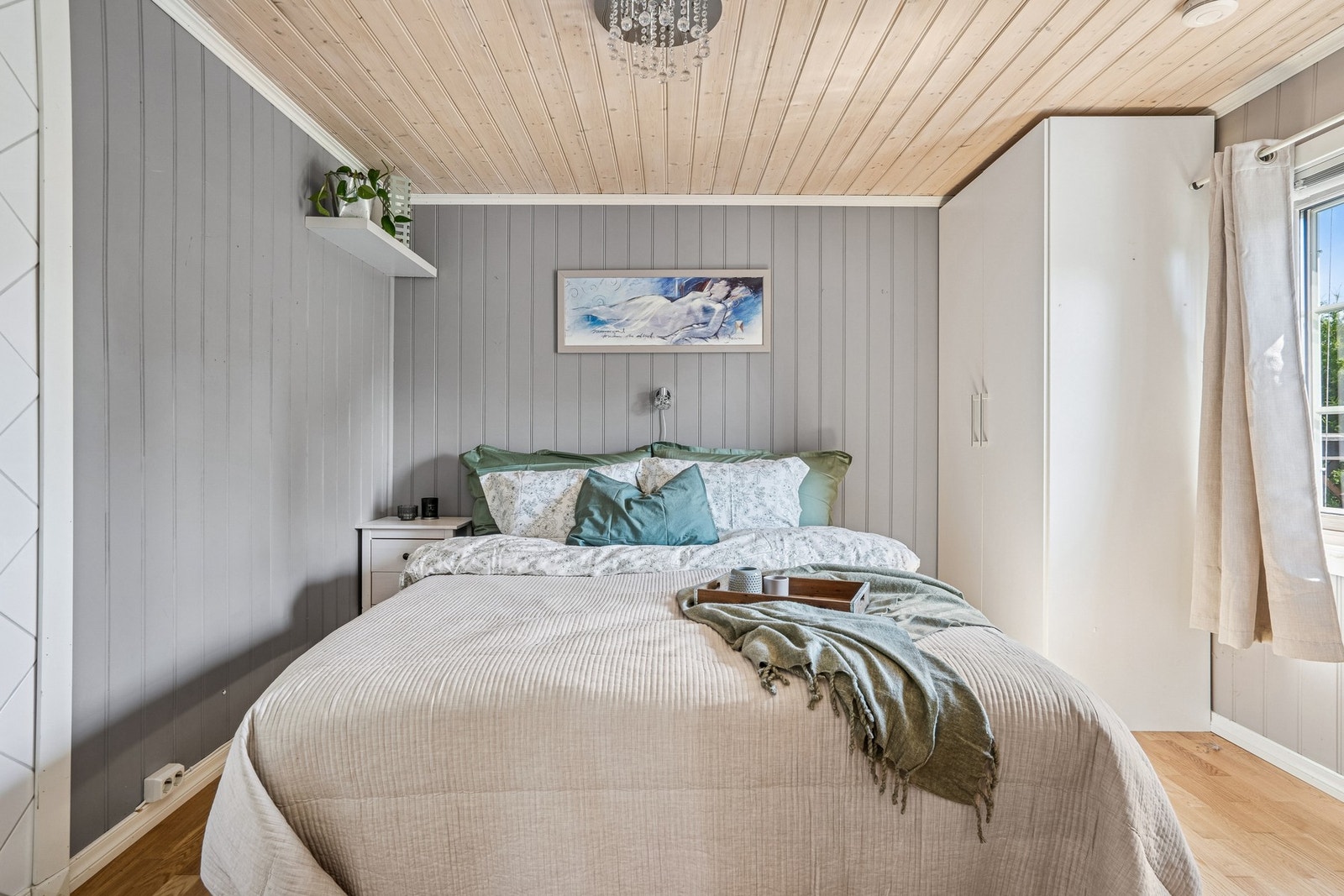 Soverom med plass til stor seng, nattbord og garderobeskap. Galleribilde