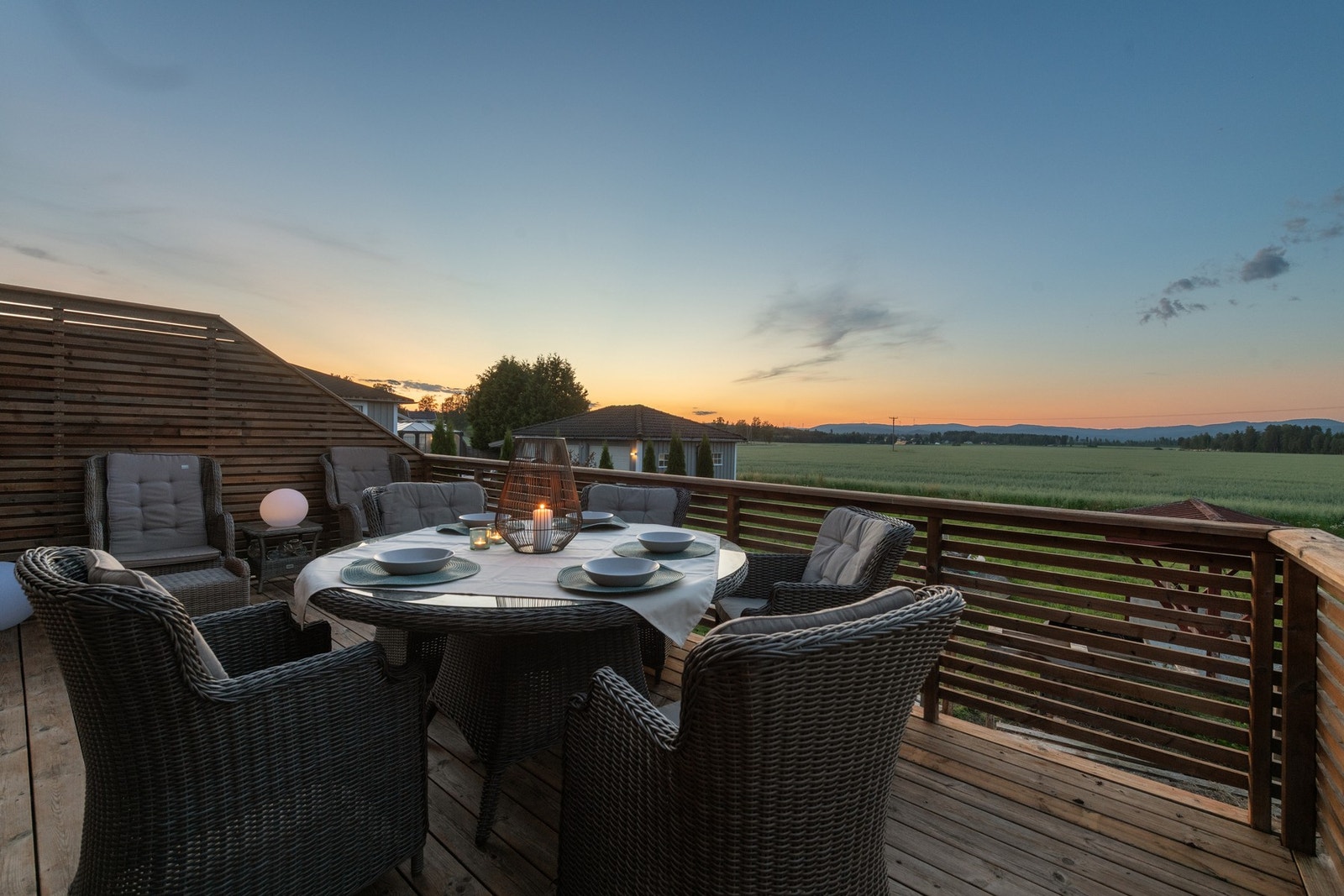 Boligen har en flott solrik terrasse som vender syd-vest, noe som gjør at du kan få med deg solrike dager og flotte solnedganger. Galleribilde