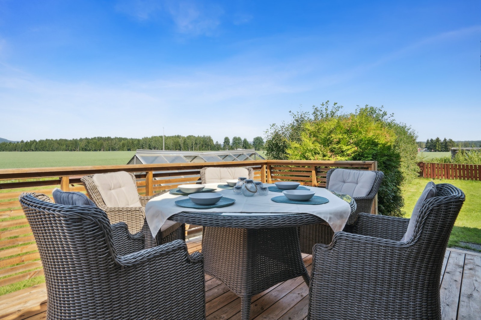 Terrasse med plass til sittegruppe, bord og stoler. Den perfekte plassen for sommergrilling og avslapning. Galleribilde