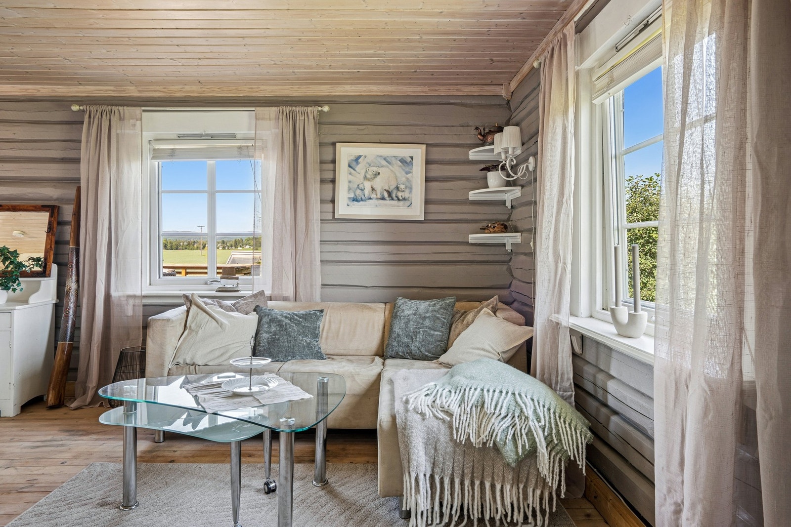 Stuen har plass til sofa, stuebord, tv- og benk, samt spisebord og stoler. Et flott allrom for familien. Galleribilde