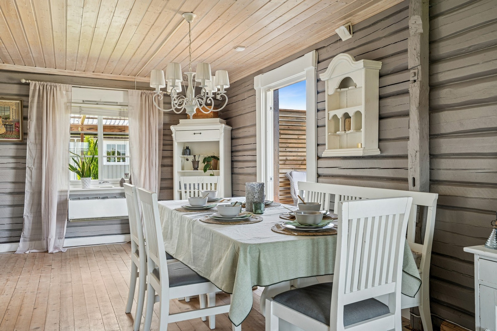 Stuen kan innredes med et stort spisebord og tilhørende stoler. Varmepumpe er plassert i spisestue. Galleribilde