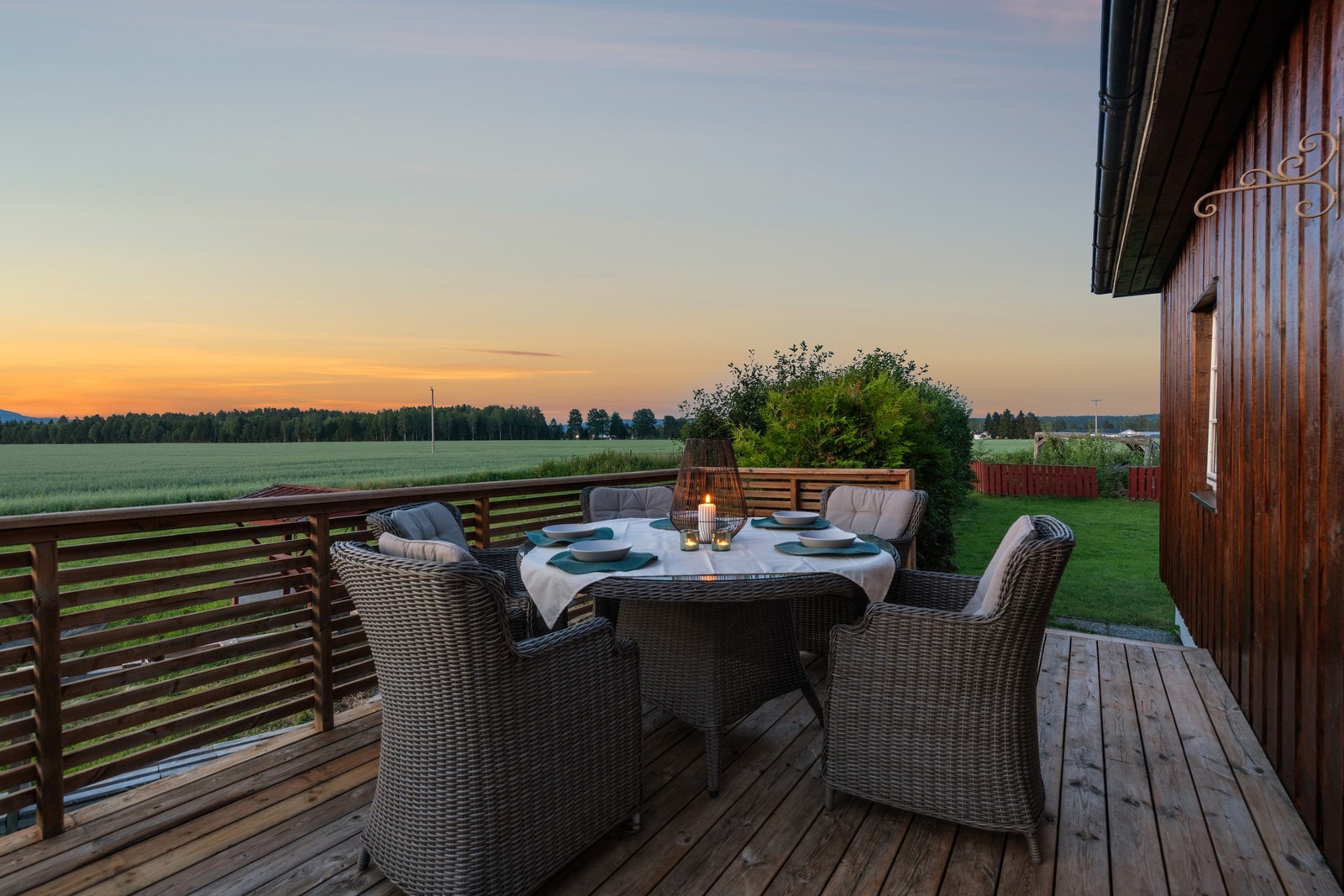 Terrassen har en syd-vestvendt vending med gode solforhold og fin utsikt mot jordene. Galleribilde